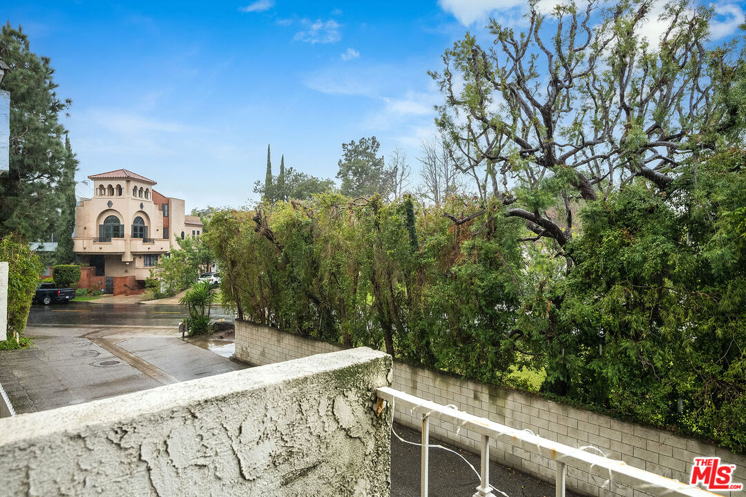 4401 Moorpark Way Unit: 203