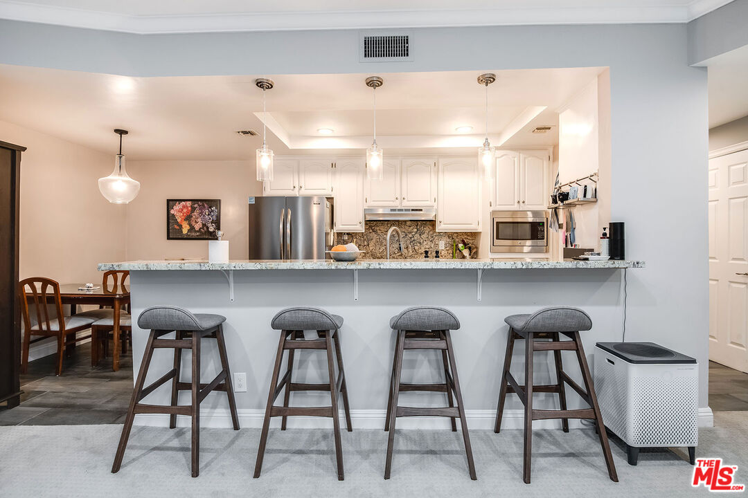 4401 Moorpark Way Unit: 203