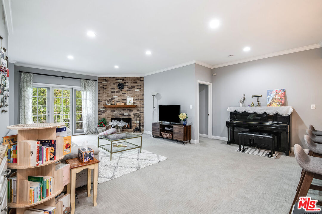 4401 Moorpark Way Unit: 203