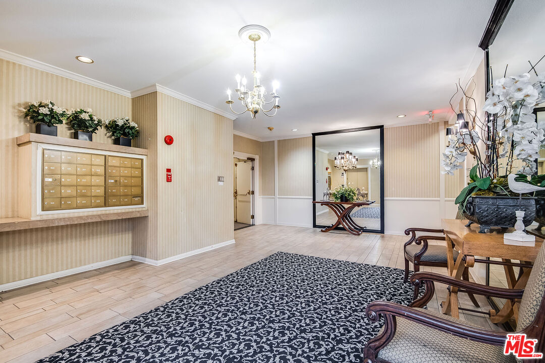 4401 Moorpark Way Unit: 203