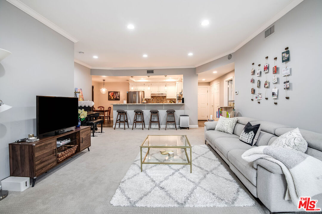 4401 Moorpark Way Unit: 203