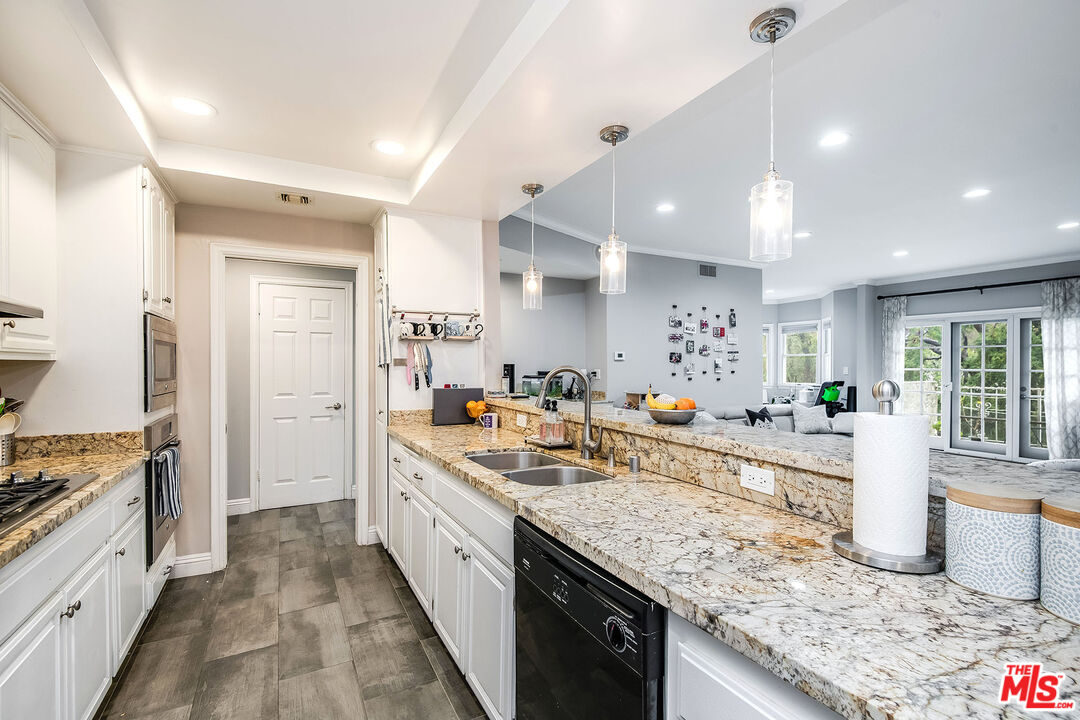 4401 Moorpark Way Unit: 203