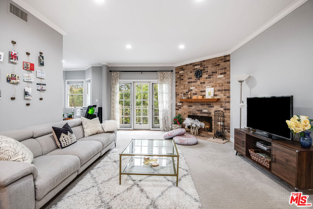 4401 Moorpark Way Unit: 203