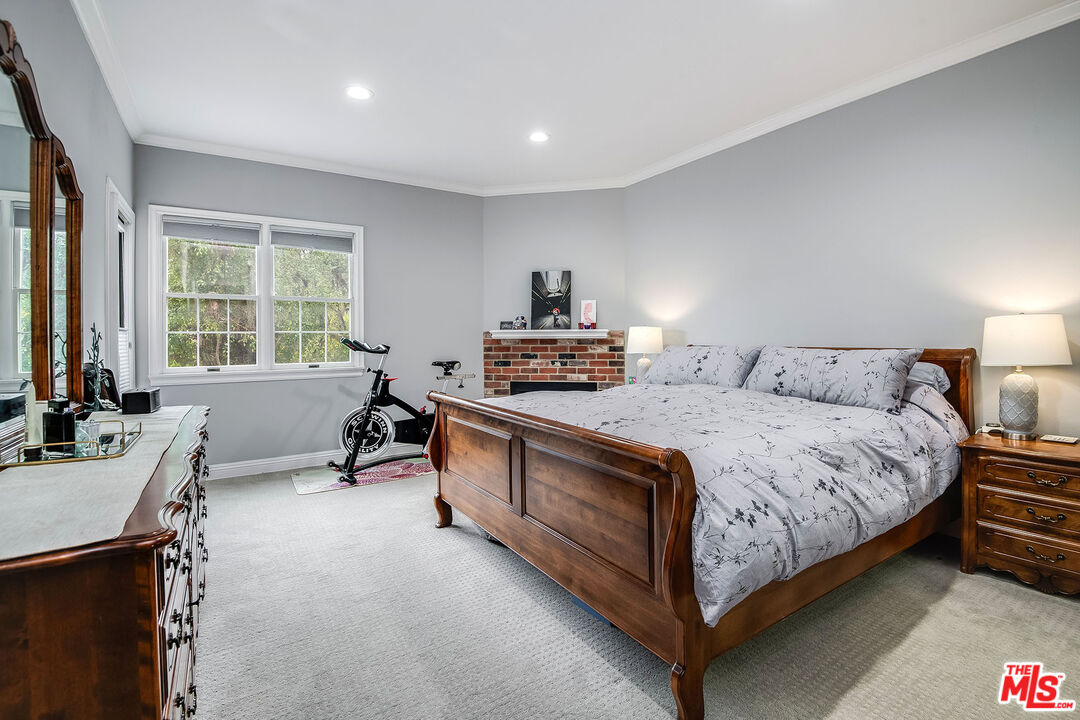 4401 Moorpark Way Unit: 203