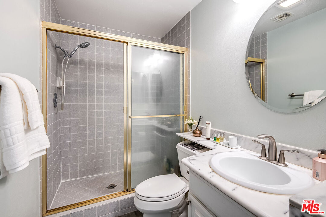 4401 Moorpark Way Unit: 203