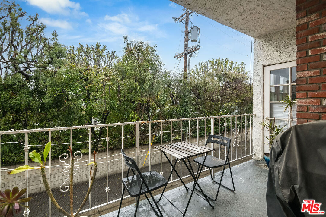 4401 Moorpark Way Unit: 203