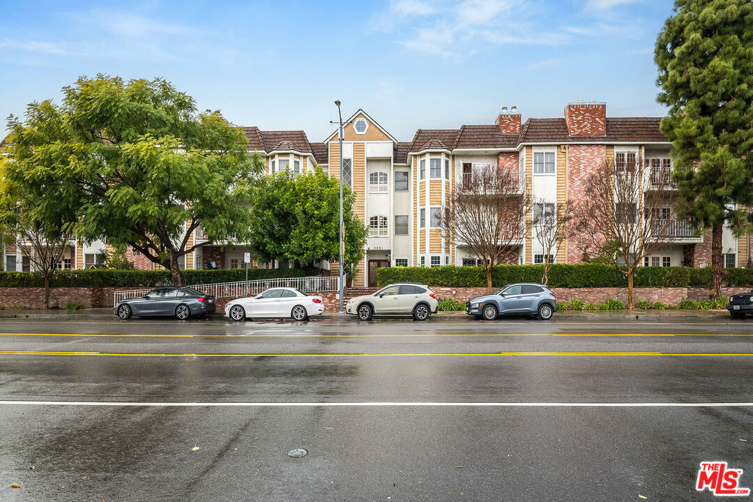 4401 Moorpark Way Unit: 203