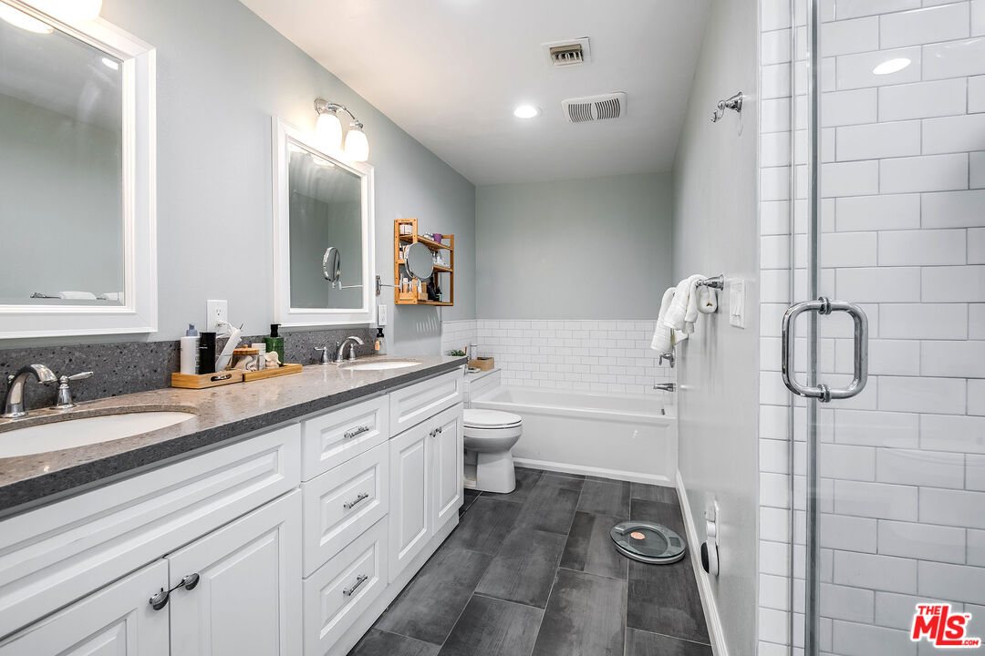 4401 Moorpark Way Unit: 203