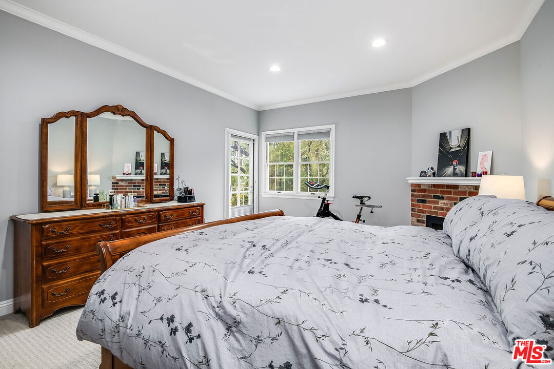 4401 Moorpark Way Unit: 203