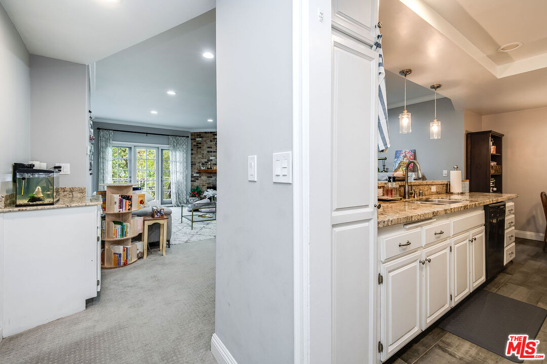 4401 Moorpark Way Unit: 203