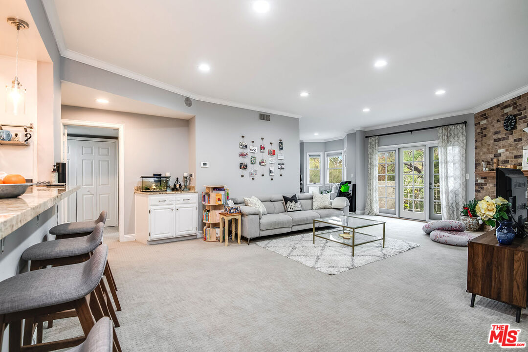 4401 Moorpark Way Unit: 203