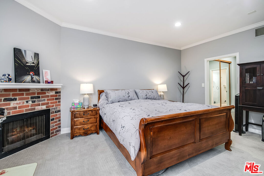 4401 Moorpark Way Unit: 203