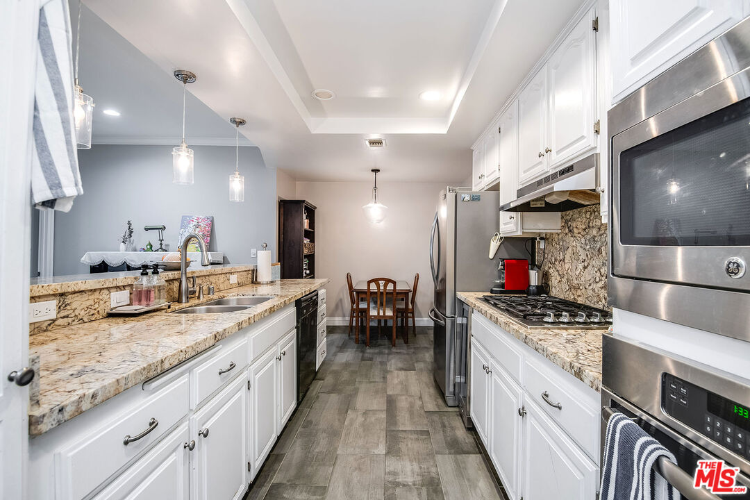 4401 Moorpark Way Unit: 203