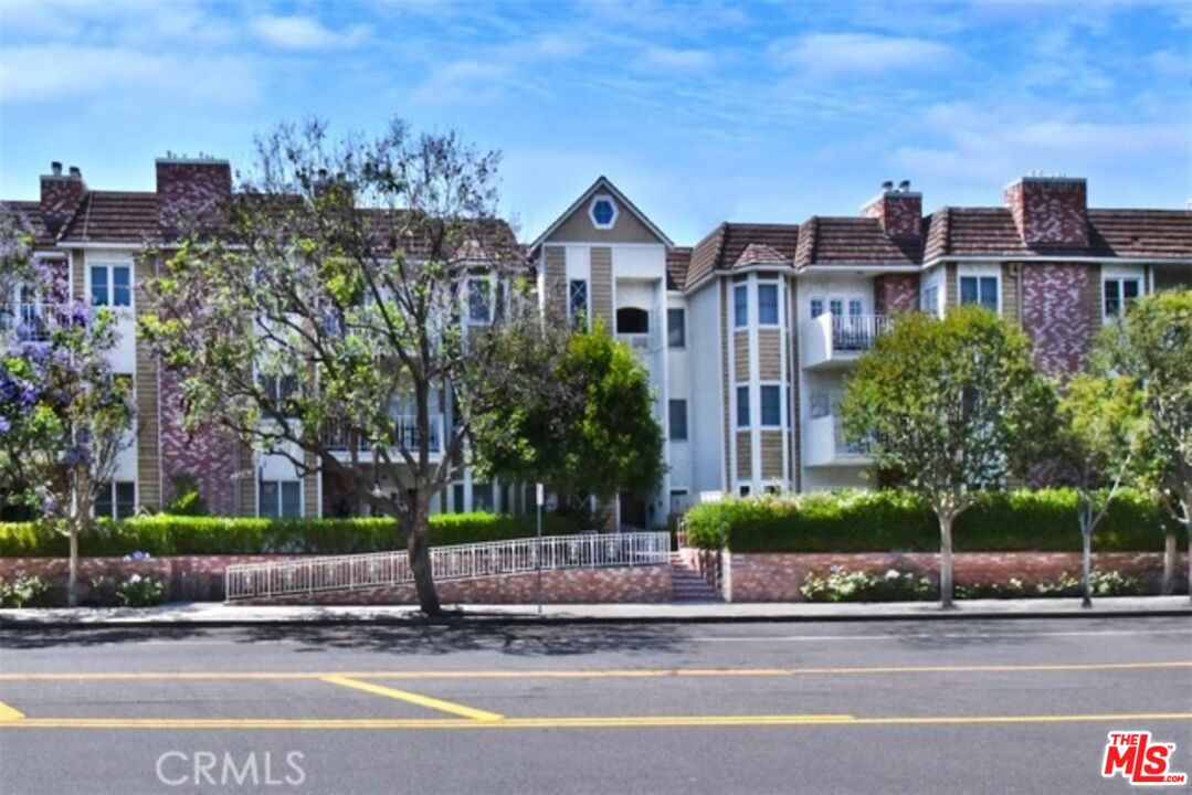 4401 Moorpark Way Unit: 203