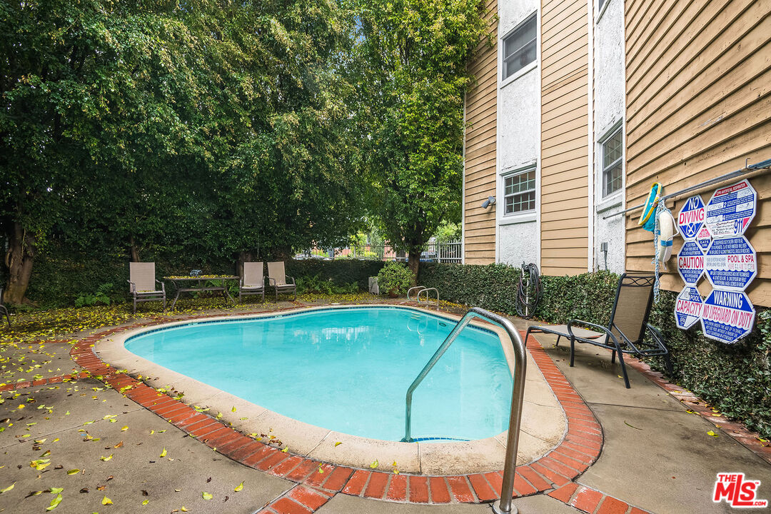 4401 Moorpark Way Unit: 203