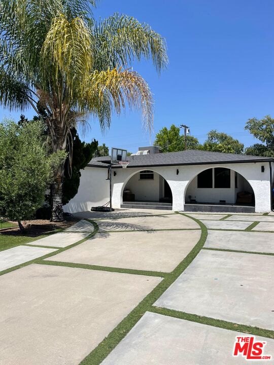 5814 Beckford Ave