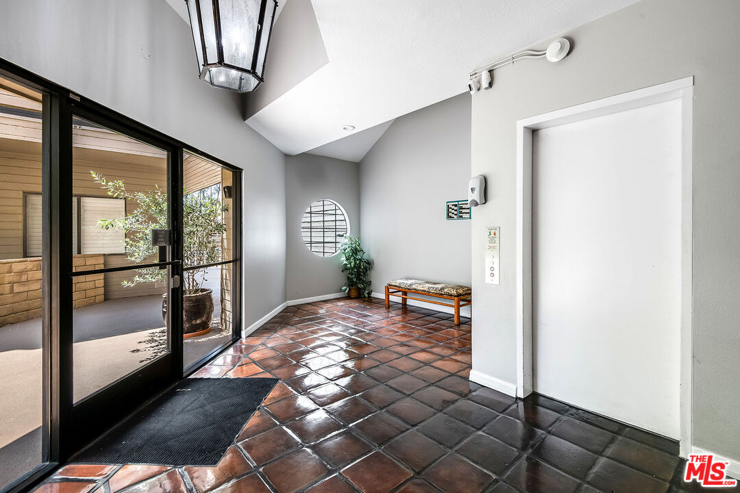 13331 Moorpark St Unit: 332