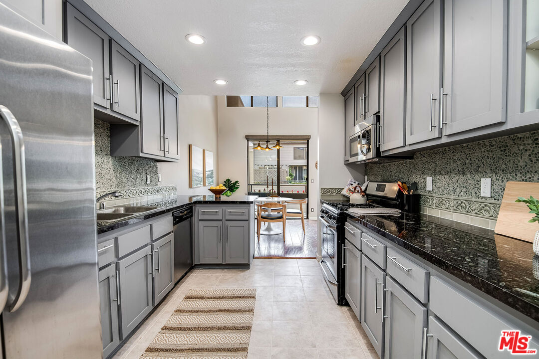 13331 Moorpark St Unit: 332
