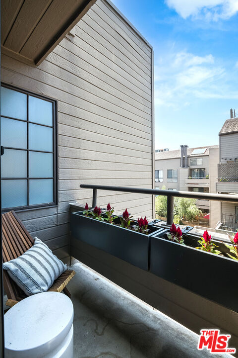 13331 Moorpark St Unit: 332