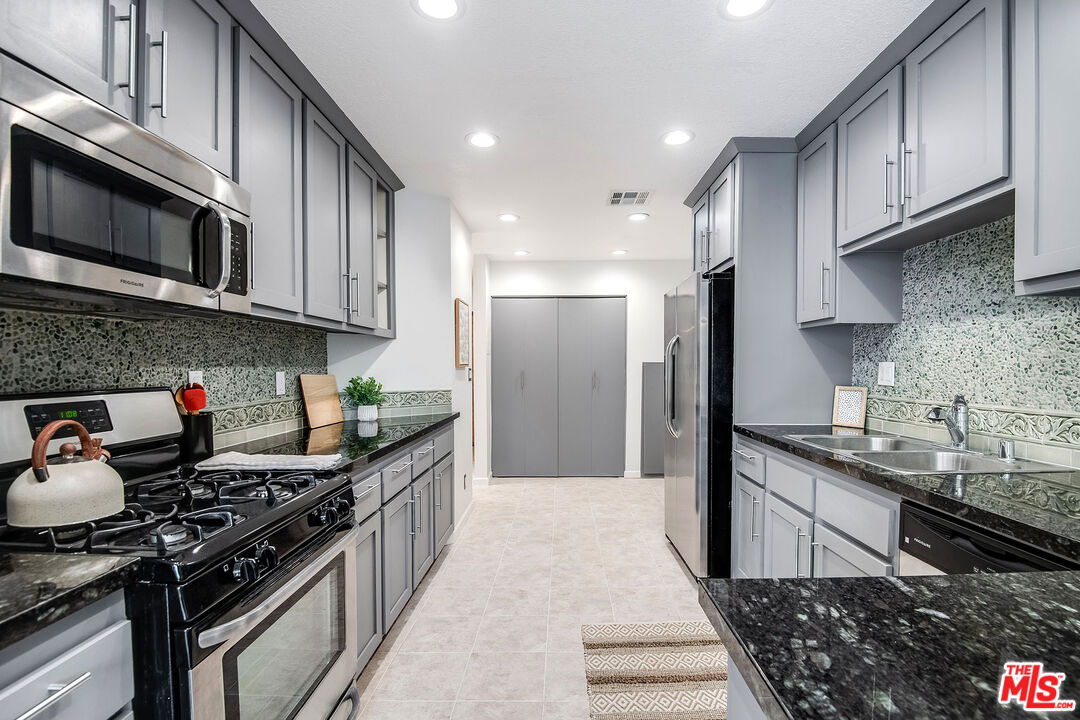 13331 Moorpark St Unit: 332