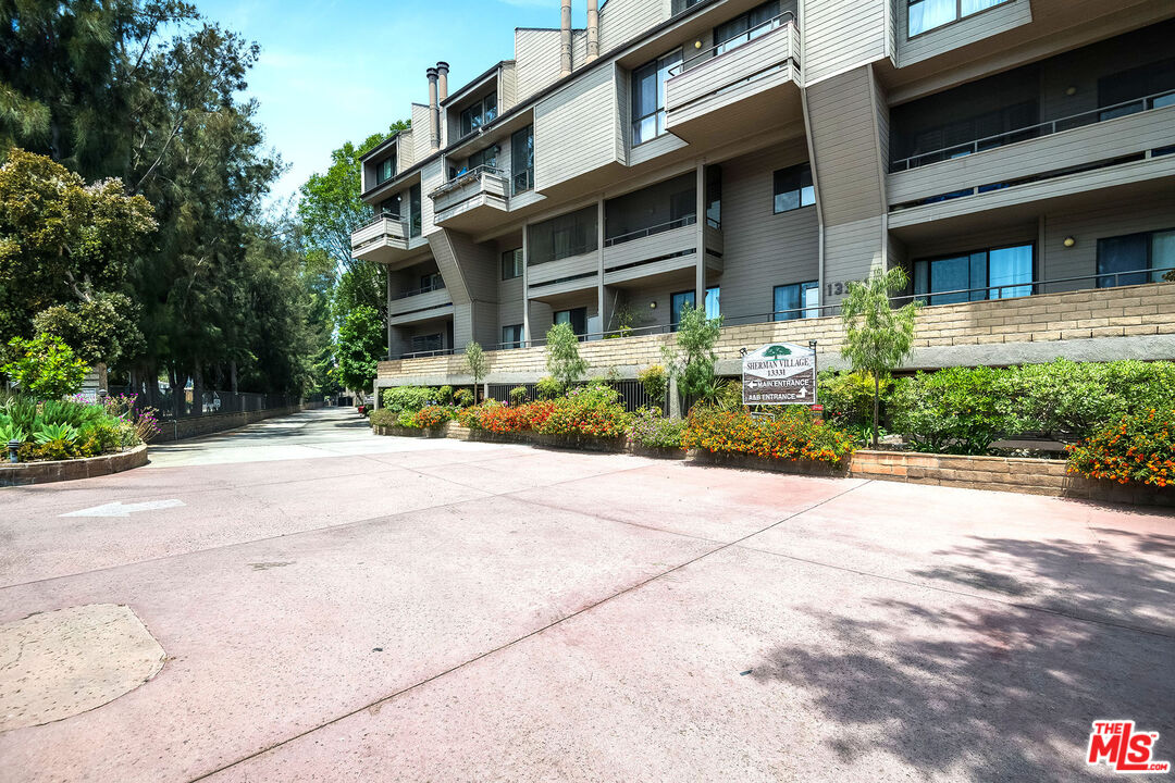 13331 Moorpark St Unit: 332