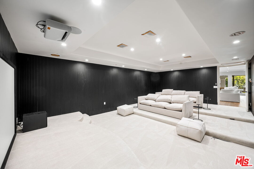 14257 Chandler Blvd