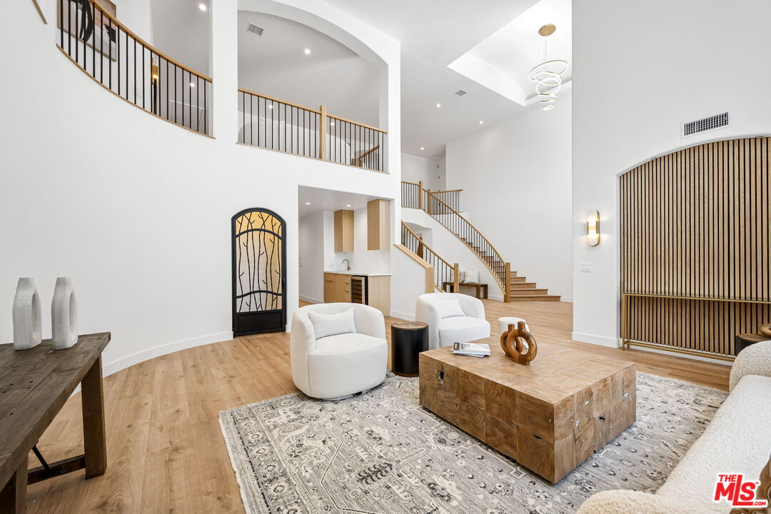 14257 Chandler Blvd