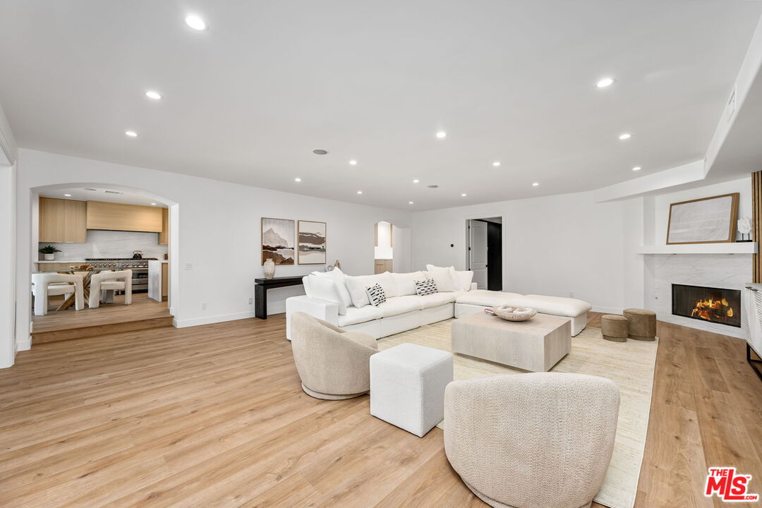 14257 Chandler Blvd