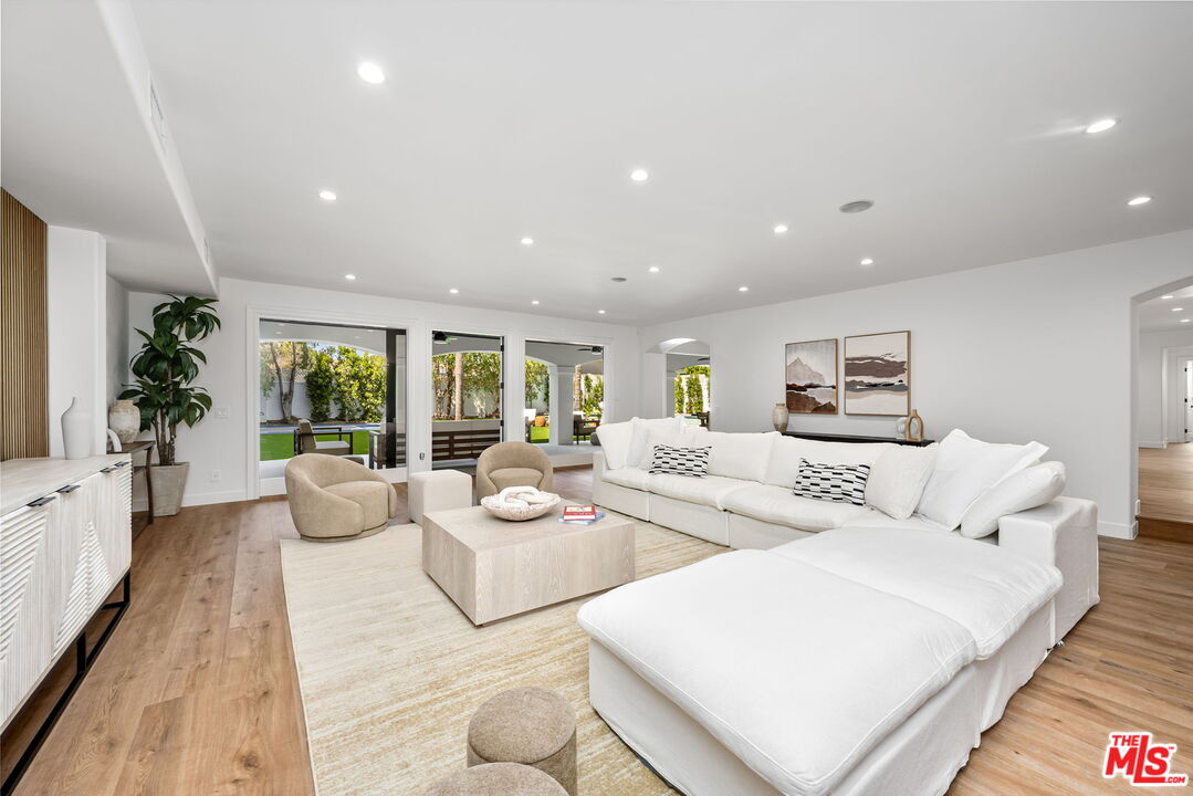 14257 Chandler Blvd