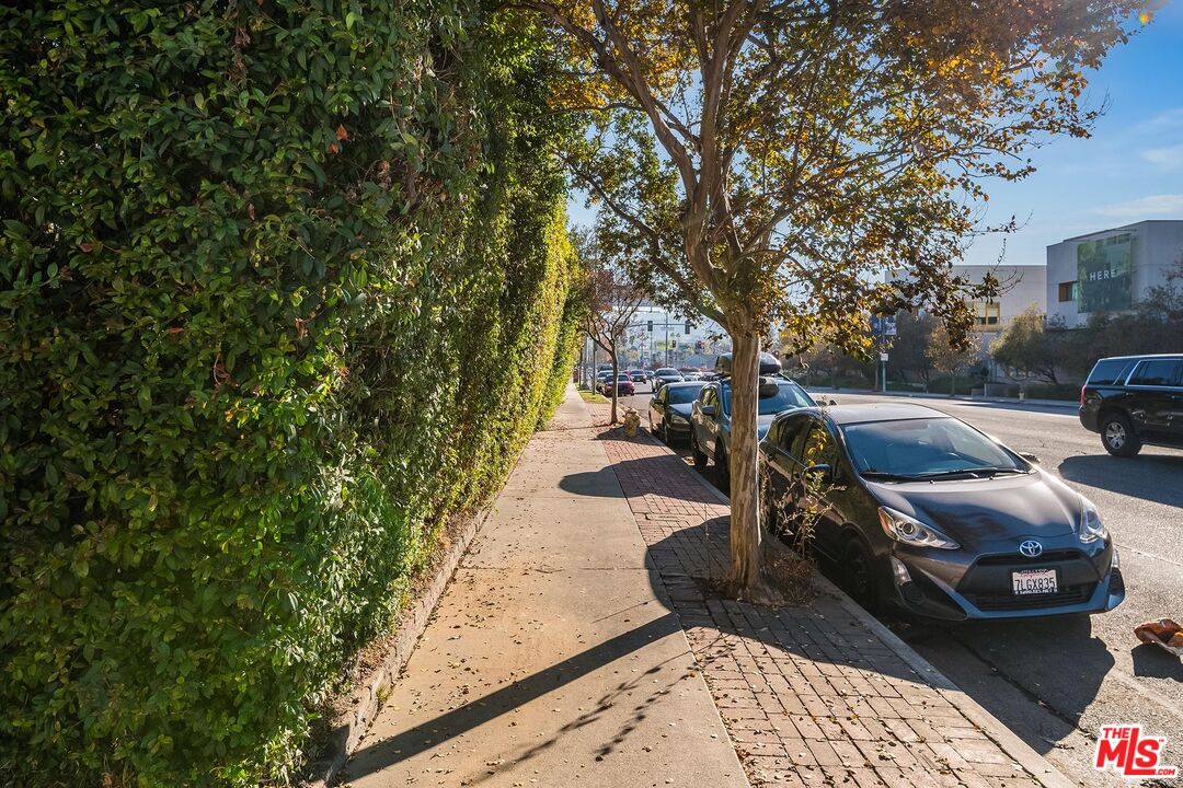 4522 Laurel Canyon Blvd