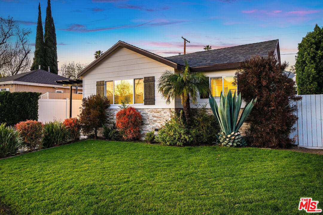 17627 Martha St