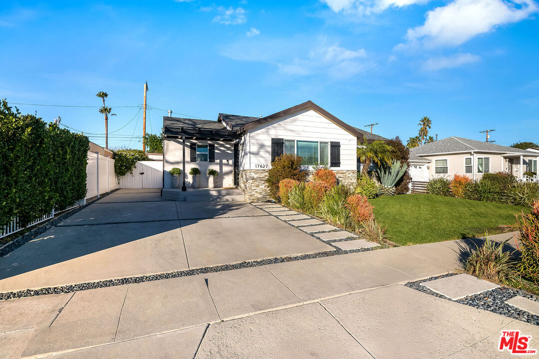 17627 Martha St
