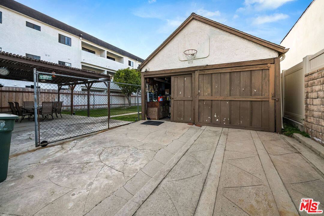 641 E Elmwood Ave
