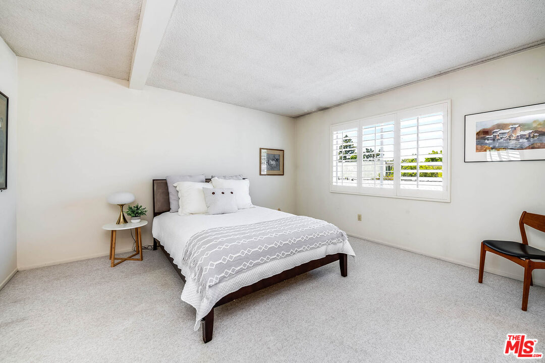 4331 W Sarah St Unit: 10