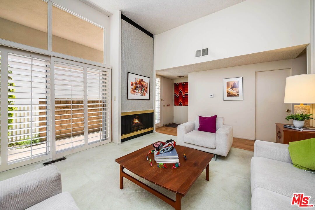 4331 W Sarah St Unit: 10