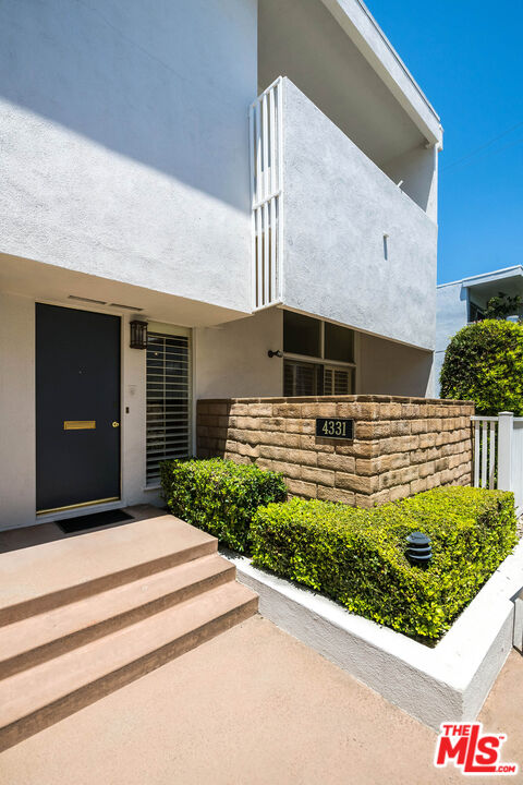 4331 W Sarah St Unit: 10