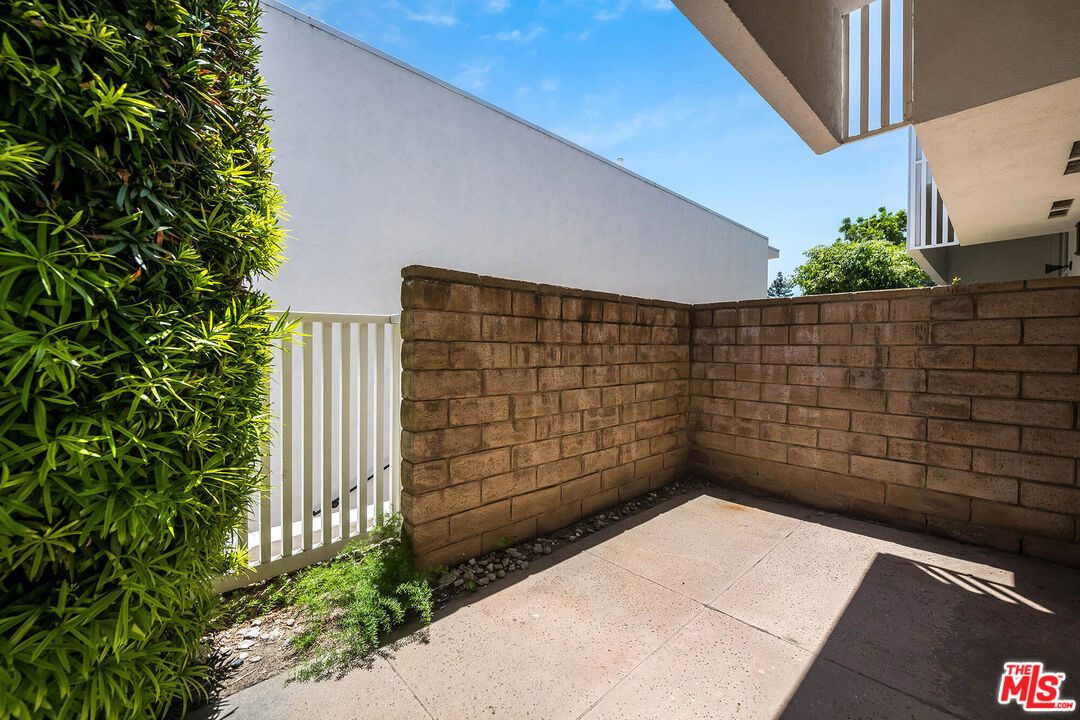 4331 W Sarah St Unit: 10