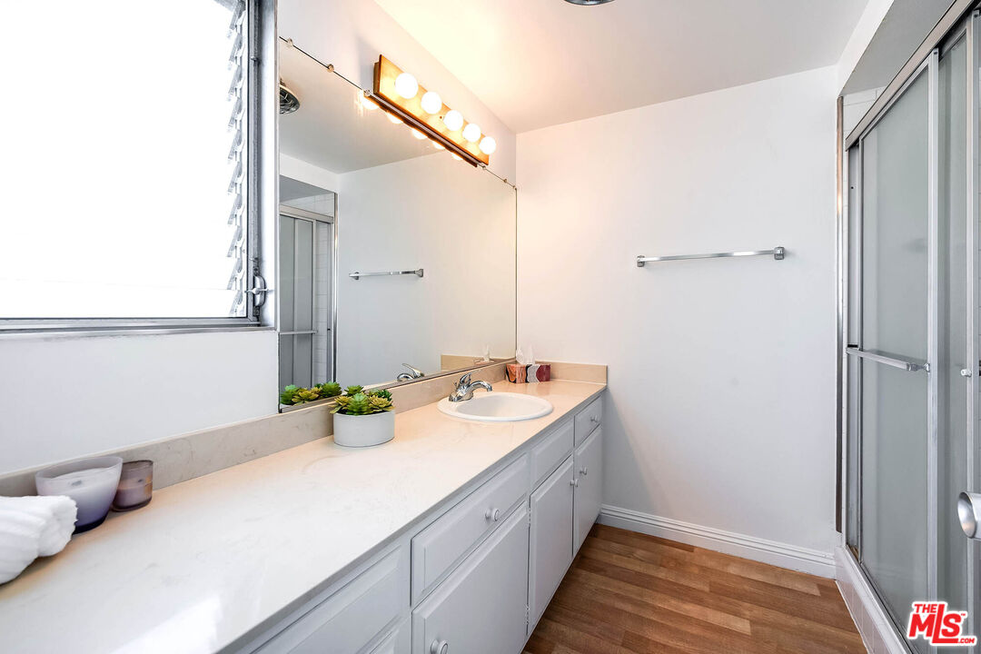 4331 W Sarah St Unit: 10