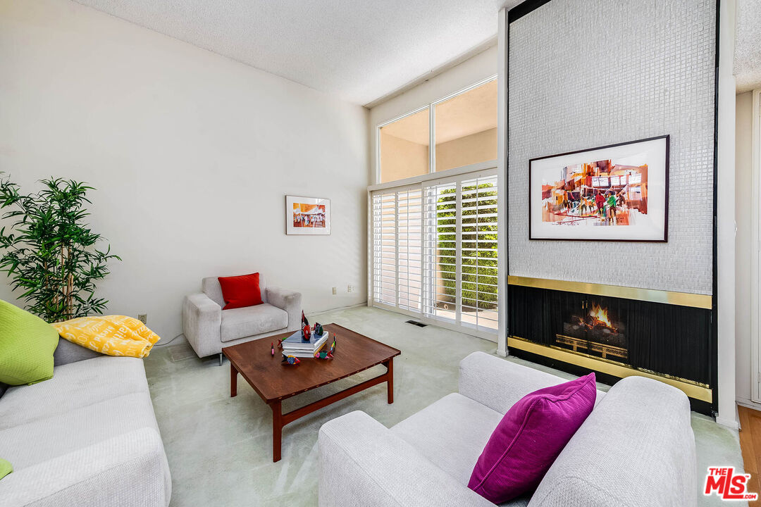 4331 W Sarah St Unit: 10