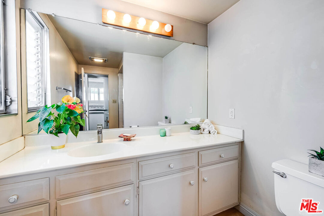 4331 W Sarah St Unit: 10