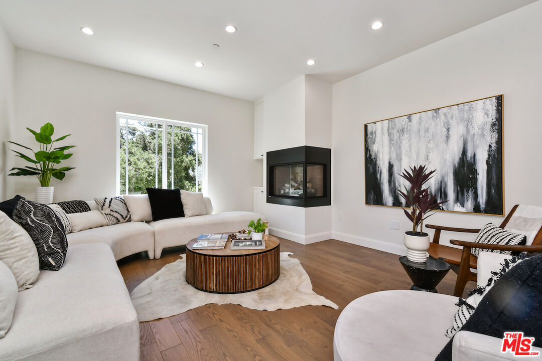 29677 Mulholland Hwy