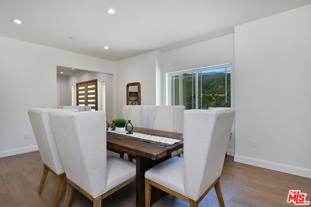 29677 Mulholland Hwy