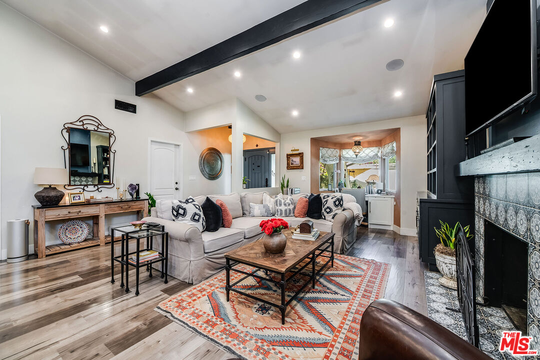 4635 Bellflower Ave