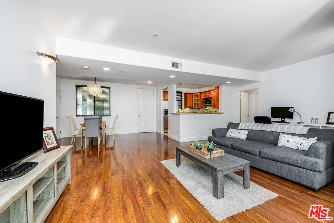 4724 Kester Ave Unit: 209