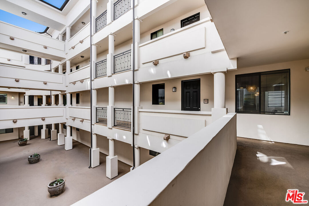 4724 Kester Ave Unit: 209