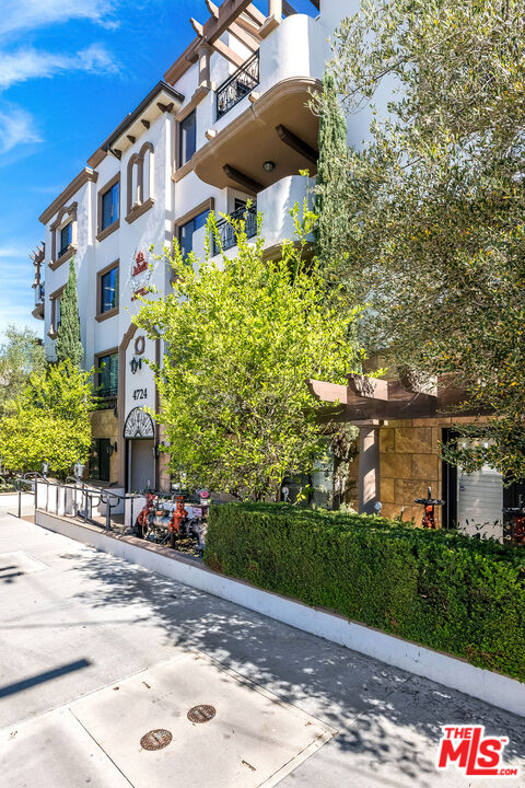 4724 Kester Ave Unit: 209