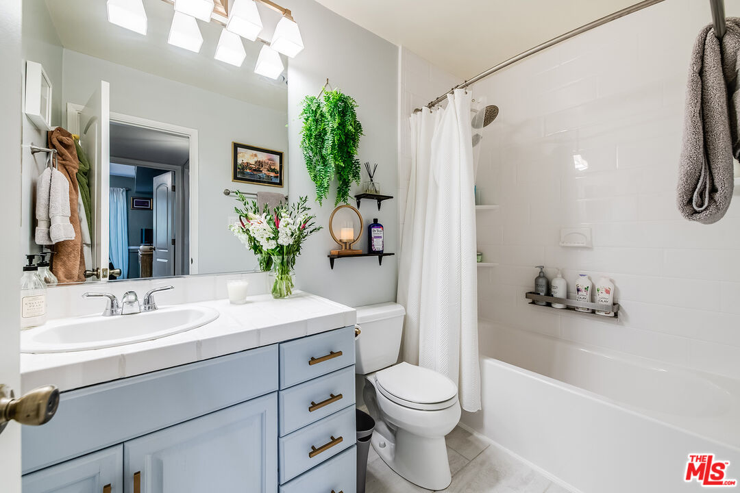 10707 Camarillo St Unit: 108