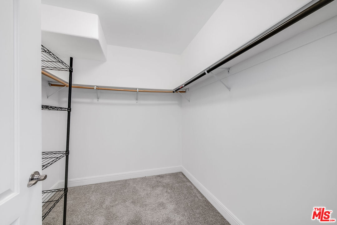 4724 Kester Ave Unit: 209