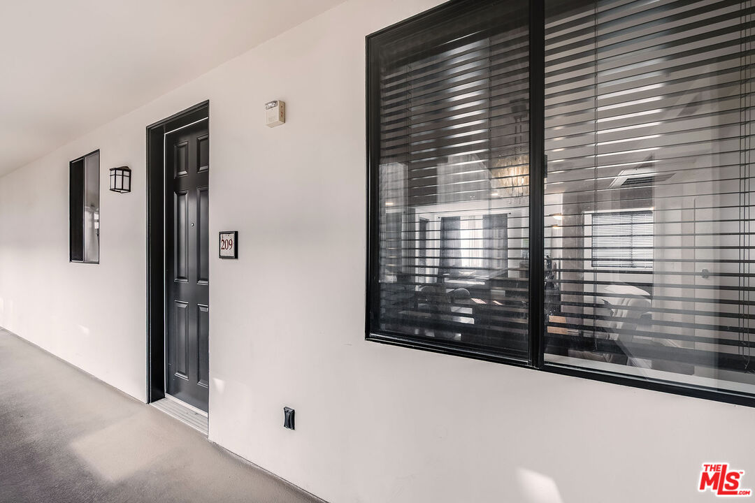 4724 Kester Ave Unit: 209