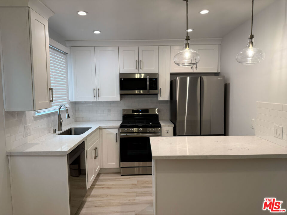 4123 W Toluca Lake Ave